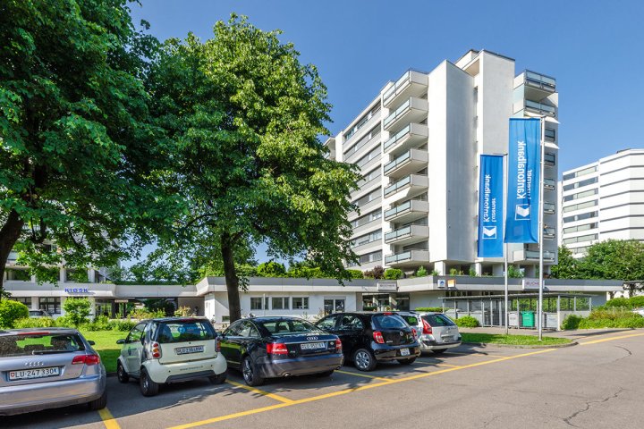 Zahlreiche Besucherparkplätze